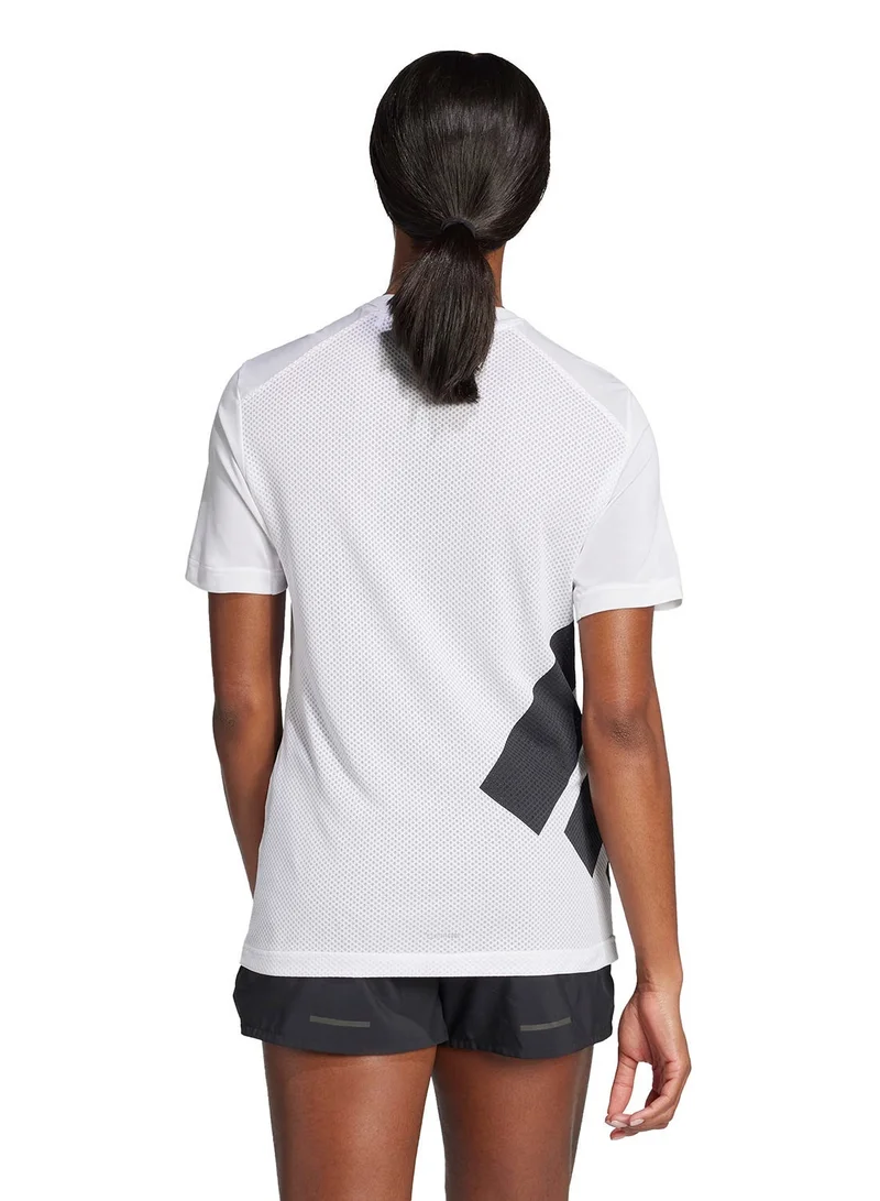 اديداس تيشيرت أبيض بأكمام قصيرة للنساء